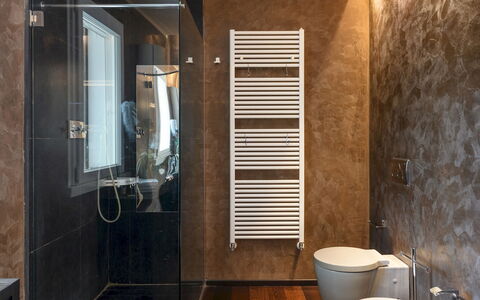 Villa Vae Victis 6: Wand, Flooring, Armatur, Fussboden, Badezimmer, Interior Design, Installation, Toilette, Toilleten Sitz, Fliese