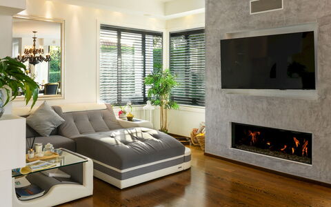 Villa Vae Victis 6: Möbel, Interior Design, Flooring, Fussboden, Wand, Couch, Wohnzimmer, Zuhause, Holz, Fernsehen