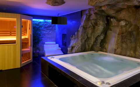 Villa Vae Victis 6: Resort, Badewanne, Hotel, Schwimmbad, Jacuzzi, Armatur, Bett, Boutique Hotel