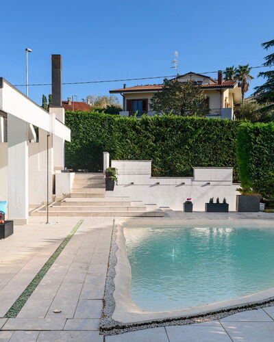 Villa Vae Victis 6: Schwimmbad, Wohngebiet, Verbundwerkstoff, Schatten, Water Feature, Resort, Beton, Hinterhof, Garten, Landscaping