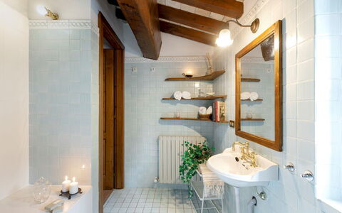 Casatorre 6+2: Badezimmer, Wand, Armatur, Bad Sink, Interior Design, Flooring, Zapfhahn, Sinken, Light Fixture, Decke