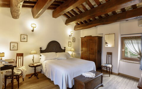 Casatorre 6+2: Möbel, Bett, Wand, Schlafzimmer, Bettdecke, Bedding, Interior Design, Flooring, Haus, Bettrahmen