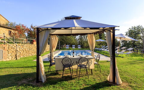 Villa le Tornaie 14: Überdachung, Möbel, Gazebo, Gartenmöbel, Schatten, Zelt, Outdoor Struktur, Stuhl, Regenschirm, Garten