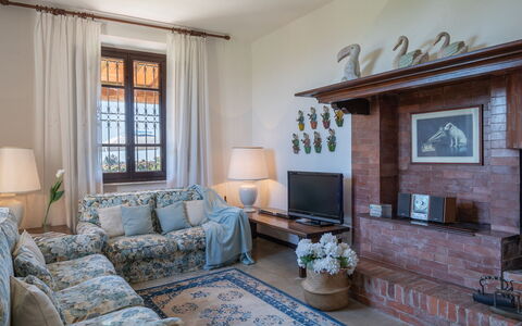 Villa ai Venti 8: Möbel, Interior Design, Couch, Flooring, Wohnzimmer, Fussboden, Tabelle, Zimmer, Zuhause, Beleuchtung