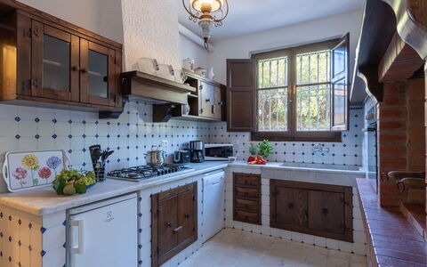 Villa ai Venti 8: Küche, Countertop, Herd, Flooring, Holz, Major Appliance, Interior Design, Möbel, Küchengerät, Cabinetry