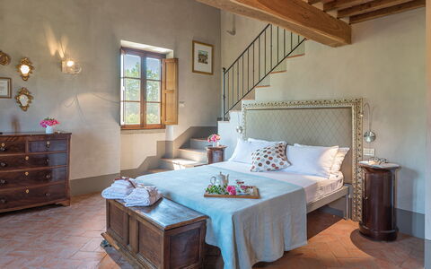 Casale la Splendida 10: Möbel, Wand, Flooring, Interior Design, Zuhause, Schlafzimmer, Fussboden, Bett, Beleuchtung, Bettrahmen