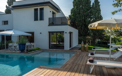 Onda 8: Schwimmbad, Gebäude, Wohngebiet, Zuhause, Haus, Resort, Estate, Villa, Eco Hotel, Landscaping