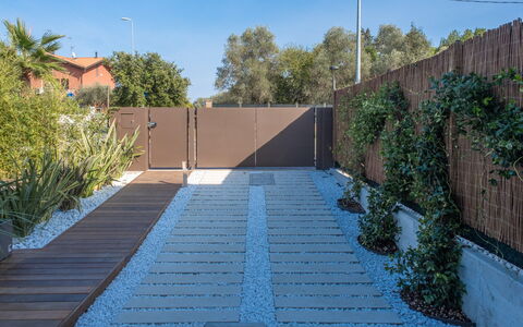 Onda 8: Garten, Strauch, Schatten, Grundstueck, Walkway, Verbundwerkstoff, Landscaping, Hinterhof, Flagstone