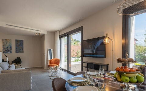 Marea 8: Möbel, Interior Design, Wohnung, Zuhause, Fussboden, Stuhl, Balkon, Eigentumswohnung, Küche & Esszimmer Tisch, Zimmerpflanze