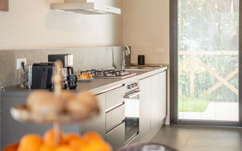 Marea 8: Küche, Countertop, Möbel, Küchengerät, Interior Design, Major Appliance, Flooring, Holz, Cabinetry, Haushaltsgerät