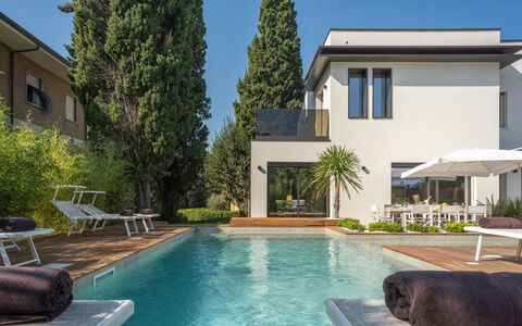 Marea 8: Schwimmbad, Gebäude, Wohngebiet, Haus, Zuhause, Strauch, Menschliche Siedlung, Estate, Resort, Garten