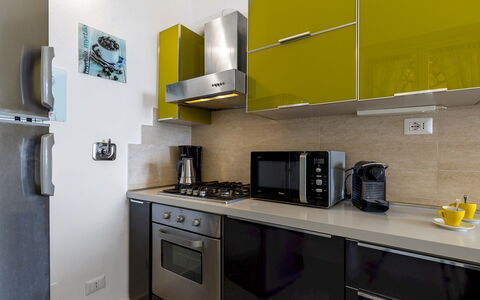 Villa Meraviglia 8: Küchengerät, Küche, Countertop, Major Appliance, Cabinetry, Möbel, Herd, Interior Design, Haushaltsgerät, Herd