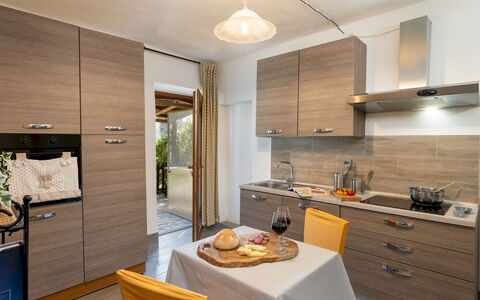 Il Pratone 12: Küche, Countertop, Holz, Küchengerät, Interior Design, Major Appliance, Cabinetry, Flooring, Möbel, Spüle