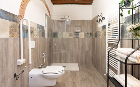 Il Pratone 12: Flooring, Armatur, Interior Design, Fussboden, Toilleten Sitz, Badezimmer, Toilette, Installation, Fliese, Beleuchtung