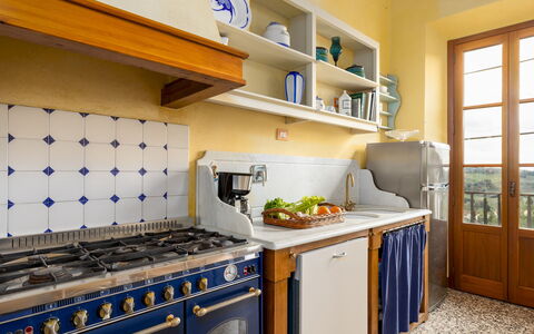 Villa Treggiaia 12+2: Küche, Major Appliance, Herd, Interior Design, Küchengerät, Zuhause, Gasherd, Herd, Cooktop, Countertop