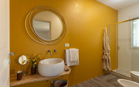 Dimora degli Ulivi 10: Armatur, Wand, Interior Design, Badezimmer, Gelb, Bad Sink, Flooring, Holz, Fussboden, Sinken