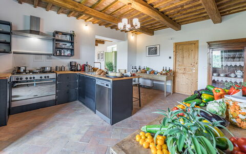 Villa a Casa di Giovanni 12: Möbel, Holz, Flooring, Küche, Interior Design, Zuhause, Countertop, Fussboden, Decke, Stuhl