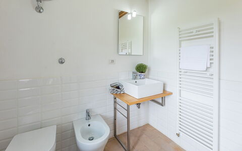 Villa a Casa di Giovanni 12: Flooring, Wand, Armatur, Badezimmer, Fussboden, Interior Design, Zapfhahn, Installation, Sinken, Bad Sink