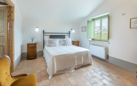 Villa a Casa di Giovanni 12: Möbel, Interior Design, Wand, Bett, Schlafzimmer, Flooring, Holz, Decke, Fussboden, Bedding