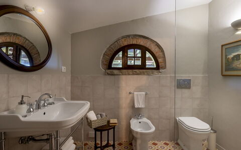 Villa Loredana 12: Wand, Interior Design, Flooring, Armatur, Bad Sink, Fussboden, Badezimmer, Sinken, Zapfhahn, Installation