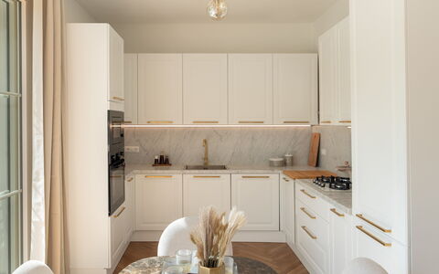 Casa Amare 4+2: Küche, Countertop, Küchengerät, Interior Design, Flooring, Cabinetry, Holz, Major Appliance, Möbel, Fussboden