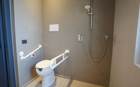 Villa Maria Paradiso 10: Armatur, Flooring, Toilette, Toilleten Sitz, Badezimmer, Installation, Fussboden, Zimmer, Fliese