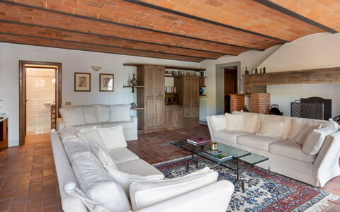 Casa Paggetti 8: Möbel, Interior Design, Flooring, Fussboden, Couch, Wand, Holz, Decke, Zimmer, Wohnzimmer