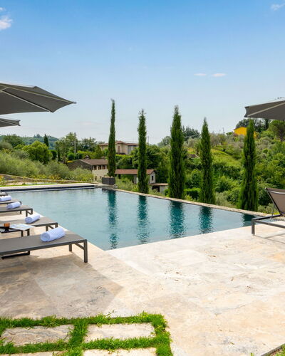Villa Krisztina 10: Gartenmöbel, Schwimmbad, Möbel, Stuhl, Regenschirm, Sonnenliege, Resort, Schatten, Freizeit, Garten