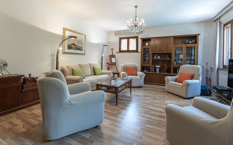 Villa Pianello 10: Möbel, Interior Design, Flooring, Couch, Fussboden, Holz, Zimmer, Wohnzimmer, Decke, Tabelle
