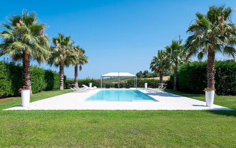 Villa Bianca 10: Schwimmbad, Resort, Schatten, Freizeit, Landscaping, Garten, Eco Hotel, Rasen