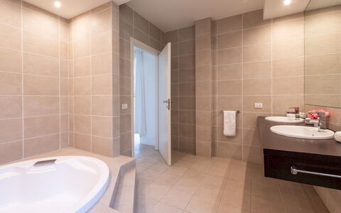Villa Bianca 10: Badezimmer, Armatur, Flooring, Interior Design, Fussboden, Sinken, Zapfhahn, Bad Sink, Installation, Decke