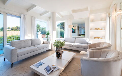 Villa Bianca 10: Möbel, Interior Design, Couch, Flooring, Fussboden, Wohnzimmer, Tabelle, Zuhause, Zimmer, Holz