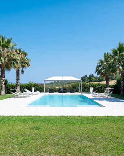 Villa Bianca 10: Schwimmbad, Resort, Schatten, Freizeit, Landscaping, Garten, Eco Hotel, Rasen