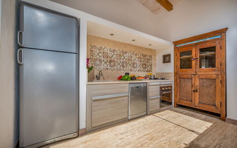 Villa Pineta 6: Küche, Countertop, Flooring, Holz, Cabinetry, Möbel, Interior Design, Major Appliance, Küchengerät, Fussboden