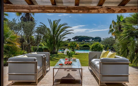 Villa Pineta 6: Möbel, Stuhl, Gartenmöbel, Couch, Resort, Garten, Blumentopf, Kaffetisch, Schatten