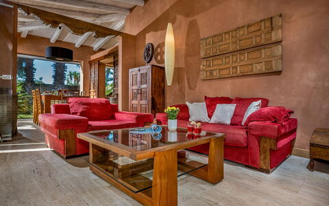 Villa Antura 4: Möbel, Couch, Interior Design, Flooring, Holz, Wohnzimmer, Fussboden, Zimmer, Stuhl, Holzboden