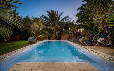 Villa Antura 4: Schwimmbad, Blau, Wasser, Resort, Eco Hotel, Gartenmöbel, Verbundwerkstoff, Sonnenliege, Water Feature, Schatten