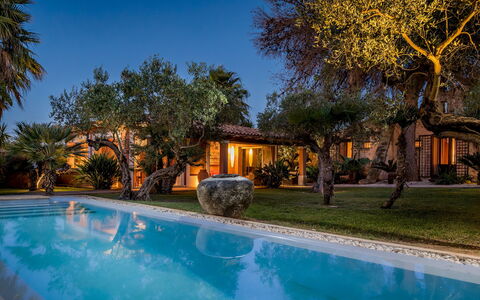 Villa Antura 4: Schwimmbad, Blau, Baum, Resort, Estate, Eco Hotel, Hazienda, Water Feature, Thermae, Villa