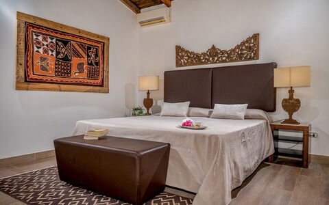 Villa Ashram 6: Bett, Möbel, Interior Design, Schlafzimmer, Wand, Flooring, Fussboden, Bedding, Holz, Bettdecke