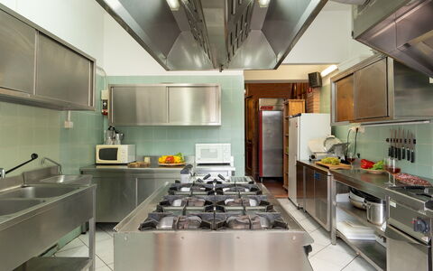 Valleverde 28+2: Küche, Küchengerät, Countertop, Major Appliance, Herd, Herd, Decke, Beleuchtung, Gasherd, Essen