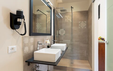 Valleverde 28+2: Interior Design, Armatur, Badezimmer, Flooring, Wand, Sinken, Spiegel, Fussboden, Bad Sink, Zapfhahn