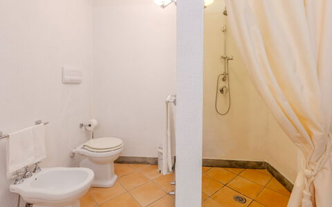 Villa Bambù 9+2: Flooring, Fussboden, Interior Design, Decke, Zimmer, Armatur, Badezimmer, Installation, Formen