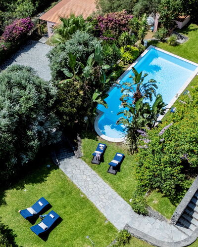 Villa Bambù 9+2: Blau, Schwimmbad, Resort, Strauch, Garten, Freizeit, Eco Hotel, Landscaping, Hazienda, Hinterhof