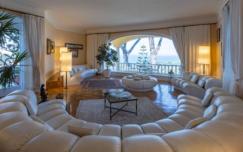 Villa Carina 12: Möbel, Interior Design, Couch, Flooring, Fussboden, Wohnzimmer, Zuhause, Decke, Wohnung