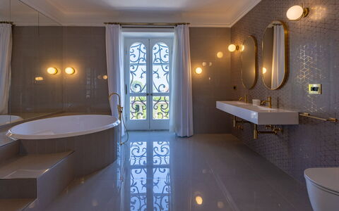 Villa Carina 12: Armatur, Interior Design, Flooring, Badezimmer, Light Fixture, Beleuchtung, Zapfhahn, Fussboden, Installation, Decke