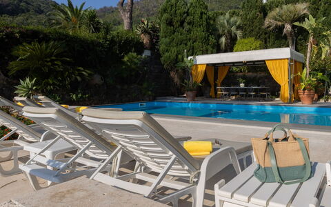 Villa Carina 12: Schwimmbad, Gartenmöbel, Möbel, Resort, Freizeit, Sonnenliege, Eco Hotel, Stuhl, Urlaub, Schatten