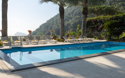 Villa Carina 12: Schwimmbad, Resort, Möbel, Gartenmöbel, Eco Hotel, Schatten, Hotel, Sonnenliege, Stuhl, Freizeit