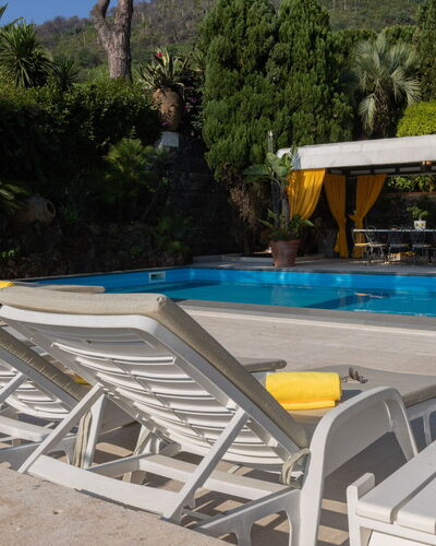 Villa Carina 12: Schwimmbad, Gartenmöbel, Möbel, Resort, Freizeit, Sonnenliege, Eco Hotel, Stuhl, Urlaub, Schatten