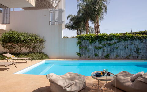 Villa Carrubo 4: Schwimmbad, Gartenmöbel, Resort, Verbundwerkstoff, Eco Hotel, Schatten, Freizeit, Sonnenliege, Villa, Zimmerpflanze