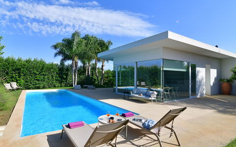 Villa Mandorlo 4: Schwimmbad, Blau, Resort, Schatten, Zuhause, Eco Hotel, Verbundwerkstoff, Gartenmöbel, Freizeit, Landscaping
